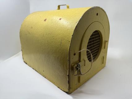 A vintage style cat carrier (yellow)